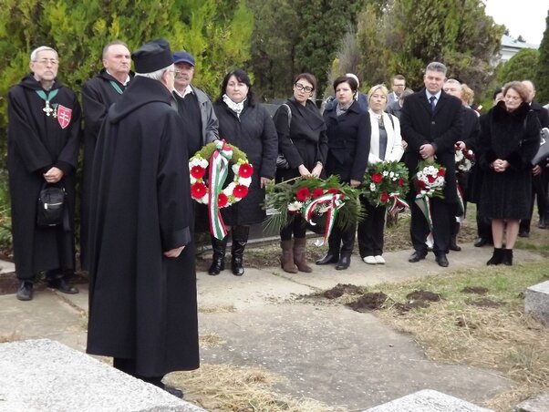 Koszorúzók az 1848/49-es obeliszknél (Fotó: Fekete J. József)