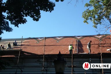 Színes, mintás cserepek fedik a templomot (Kazinczy Paszterkó Diana felvétele)