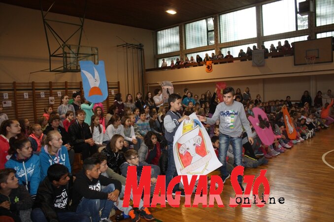 Csillogó szemű alsósok és a feladatot teljes beleéléssel teljesítő felsős diákok emlékeztek meg a pozsonyi csatáról (Kazinczy Paszterkó Diana felvétele)