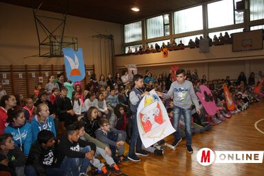 Csillogó szemű alsósok és a feladatot teljes beleéléssel teljesítő felsős diákok emlékeztek meg a pozsonyi csatáról (Kazinczy Paszterkó Diana felvétele)