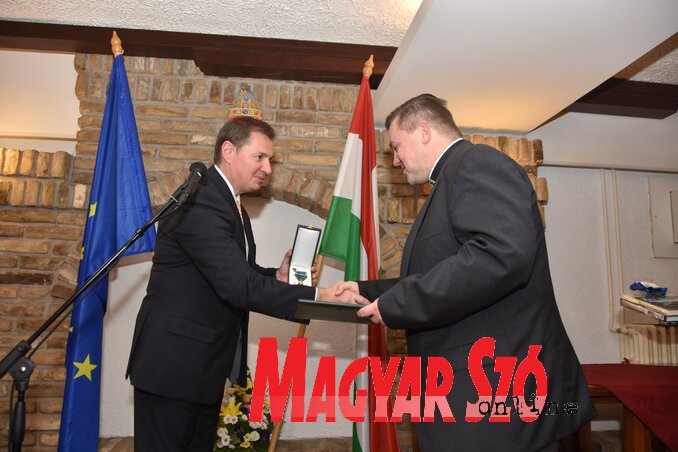 Dr. Babity János, Magyarország szabadkai főkonzulja átadja a nemzet kiválóságainak járó magyar állami kitüntetést (Gergely Árpád felvétele)