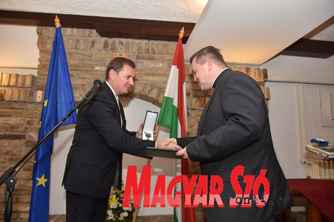 Dr. Babity János, Magyarország szabadkai főkonzulja átadja a nemzet kiválóságainak járó magyar állami kitüntetést (Gergely Árpád felvétele) Dr. Babity János, Magyarország szabadkai főkonzulja átadja a nemzet kiválóságainak járó magyar állami kitüntetést (Gergely Árpád felvétele)