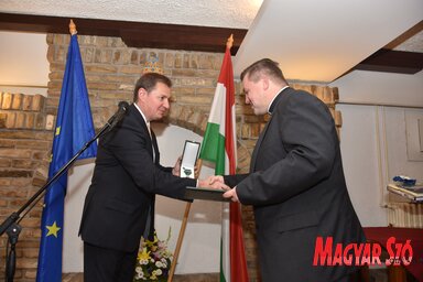 Dr. Babity János, Magyarország szabadkai főkonzulja átadja a nemzet kiválóságainak járó magyar állami kitüntetést (Gergely Árpád felvétele)