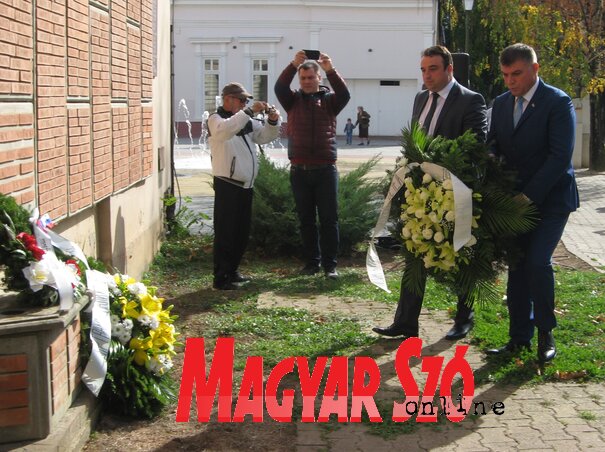 Koszorúzás a községháza falán lévő emléktáblánál