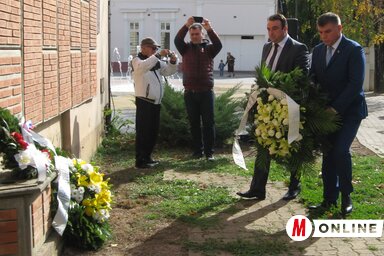 Koszorúzás a községháza falán lévő emléktáblánál