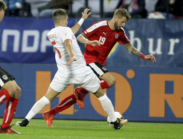 Nastasić Burgstallert próbálja megállítani (Fotó: Beta/AP)