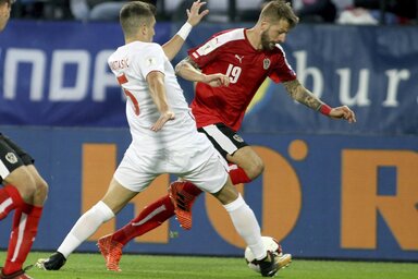 Nastasić Burgstallert próbálja megállítani (Fotó: Beta/AP)