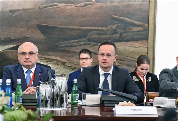 Szijjártó Péter a külügyminiszteri értekezleten Varsóban (Fotó: MTI)