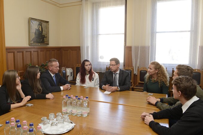 Gulyás Gergely a megkárosított diákok képviselőivel tárgyal (Fotó: MTI)