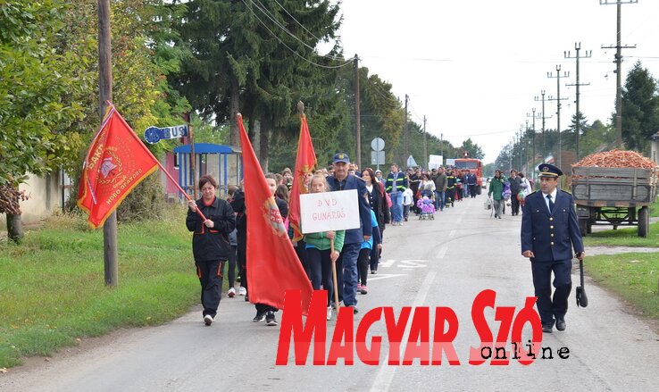 Tűzoltó-felvonulás Gunaras főutcáján (Lakatos János felvétele)