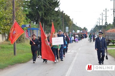 Tűzoltó-felvonulás Gunaras főutcáján (Lakatos János felvétele)
