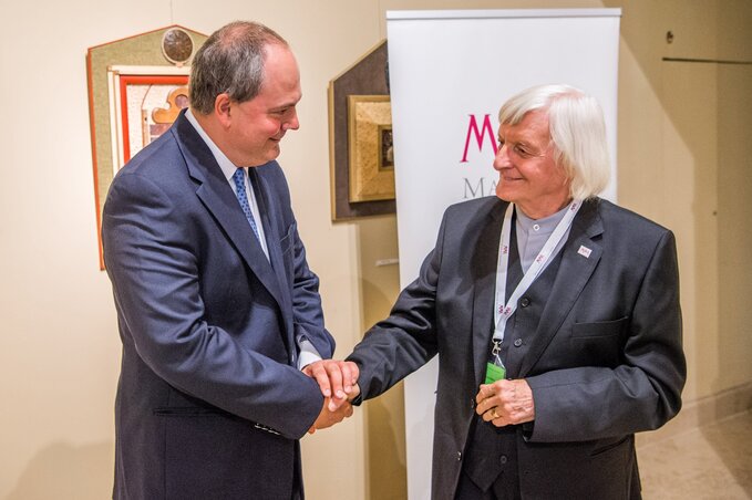 Az új és a régi elnök (Fotó: MTI)