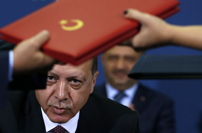 Erdoğan az egyik frissen aláírt szándéknyilatkozat átvételét „lesi” (Fotó: Beta/AP)