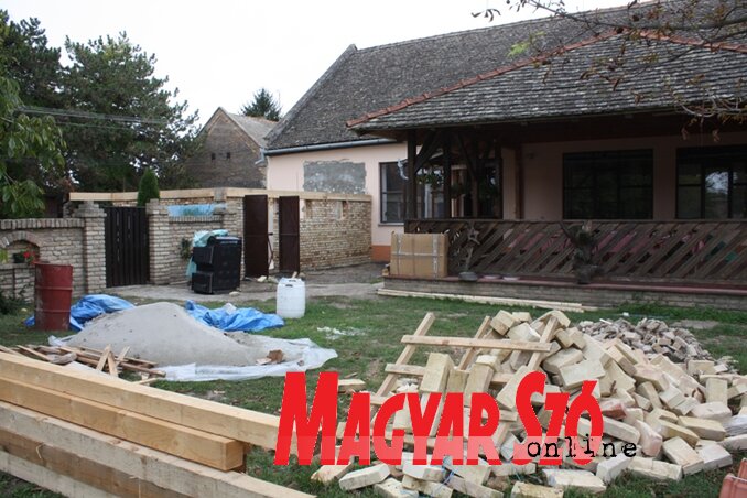 Kazánház épül az udvarban (Kazinczy Paszterkó Diana felvétele)