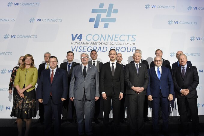 A találkozó résztvevőinek csoportképe, Szijjártó Péter az első sorban középen, Ivica Dačić balról a második (Fotó: MTI)