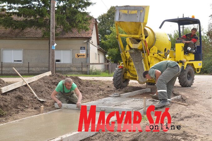 Az utolsó simítások a kerékpárúton (Lakatos János felvétele)