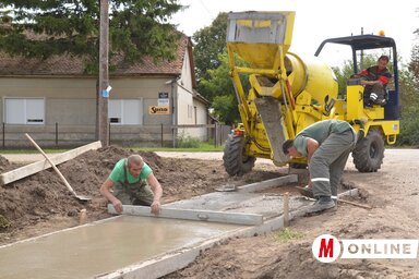 Az utolsó simítások a kerékpárúton (Lakatos János felvétele)