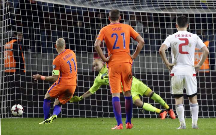 A büntetőből (is) betaláló és a válogatottságtól elköszönő Arjen Robben volt a holland válogatott legjobbja (Fotó: Beta/AP)