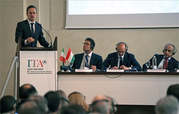 Szijjártó Péter Milánóban (Fotó: MTI)