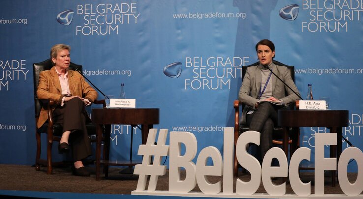 Rose Gottemoeller NATO-főtitkárhelyettes és Ana Brnabić kormányfő a biztonsági fórum  egyik panelbeszélgetésén (Fotó: Beta)