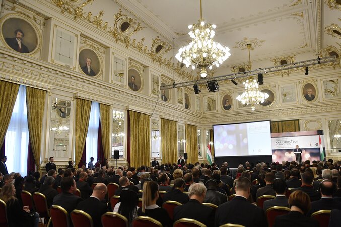 A konferencia résztvevői a miniszterelnököt hallgatják (Fotó: MTI)