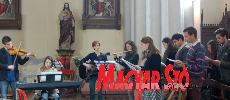 Latinul, magyarul és horvátul énekeltek a fiatalok (Bozsoki Valéria felvétele)