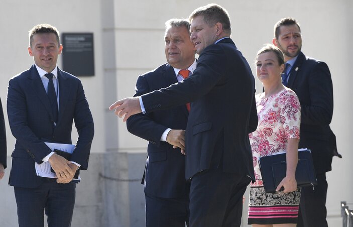 Robert Fico szlovák miniszterelnök (b3) fogadja Orbán Viktor miniszterelnököt (b2) a kettős termékminőség gyakorlatának megszűntetéséért tartott uniós találkozó előtt a pozsonyi várban (MTI Fotó: Illyés Tibor)