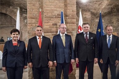 A V4-ek miniszterelnökei, valamint Donald Tusk, az Európai Tanács elnöke Pozsonyban (Fotó: MTI)