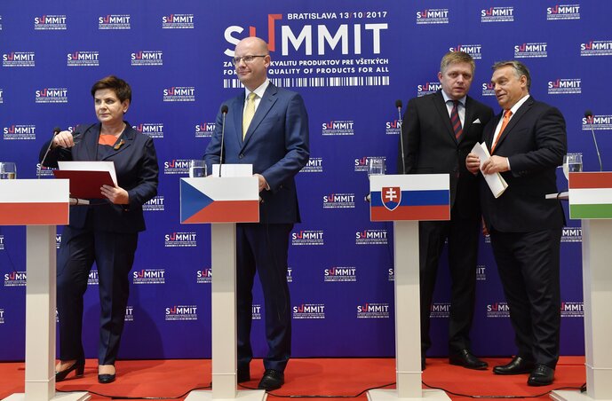 A sajtótájékoztató előtti pillanatok: Beata Szydlo, Bohuslav Sobotka, Robert Fico és Orbán Viktor (Fotó: MTI)