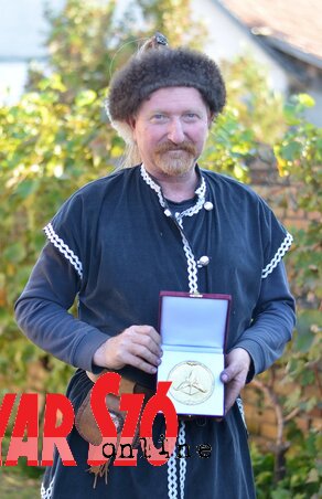 Kókity Attila és az Év Magyar Íja díj (Fotó: Lakatos János) Kókity Attila és az Év Magyar Íja díj (Fotó: Lakatos János)