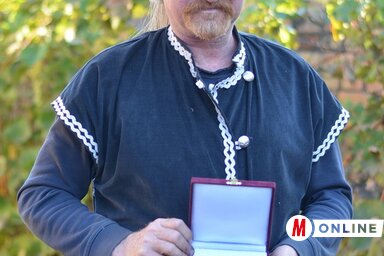 Kókity Attila és az Év Magyar Íja díj (Fotó: Lakatos János)