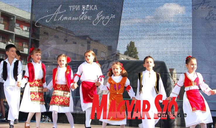 A Svetozar Marković ME táncosai (Bozsoki Valéria felvétele)