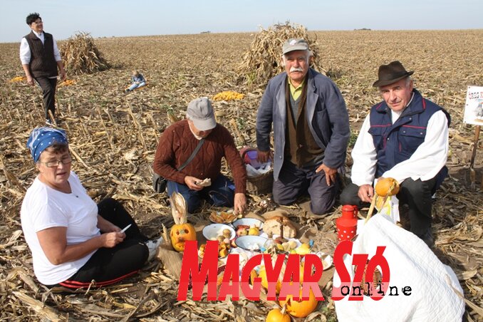 Munka után jólesik az étel – zentai–felsőhegyi szokások szerint (Kazinczy Paszterkó Diana felvétele)