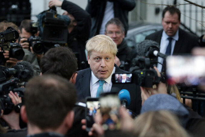 Boris Johnson a háza előtt tartott rögtönzött sajtóértekezletén közölte: úgy döntött, hogy Nagy-Britannia EU-tagságának feladása mellett fog érvelni (Fotó: Beta/AP)