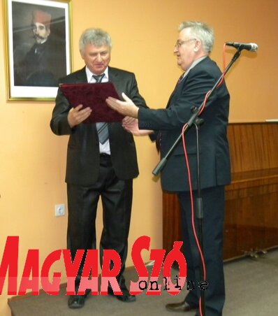 Német Tibor átveszi az Ivan Sarić-díjat Ivan Bajićtól (Fotó: Benedek Miklós)