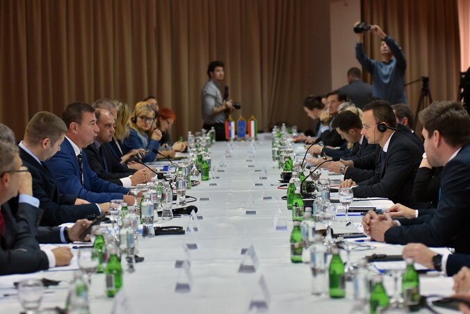 Szijjártó Péter magyar külgazdasági és külügyminiszter (középen jobbról) és Goran Knežević szerb gazdasági miniszter (középen balról), a testület társelnökei a magyar-szerb gazdasági vegyes bizottság ülésén a szabadkai Hotel Galleria szállodában (MTI Fotó