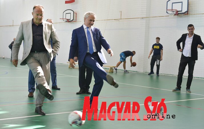Mladen Šarčević és dr. Aleksandar Andrejević díszrúgása a tornaterem-avatáson Mladen Šarčević és dr. Aleksandar Andrejević díszrúgása a tornaterem-avatáson
