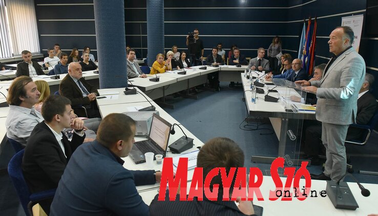 Mladen Šarčević a kerekasztal-beszélgetésen Mladen Šarčević a kerekasztal-beszélgetésen