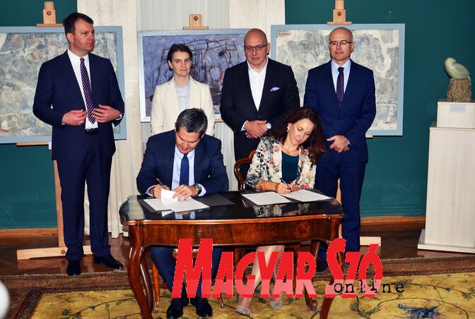 Dr. Tijana Palkovljević Bugarski és Miroslav Okuka aláírják az adományozási okiratot Dr. Tijana Palkovljević Bugarski és Miroslav Okuka aláírják az adományozási okiratot