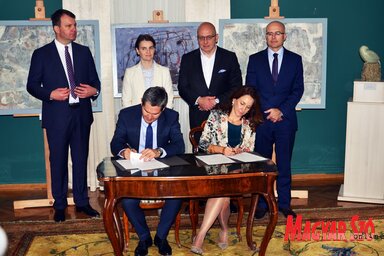 Dr. Tijana Palkovljević Bugarski és Miroslav Okuka aláírják az adományozási okiratot