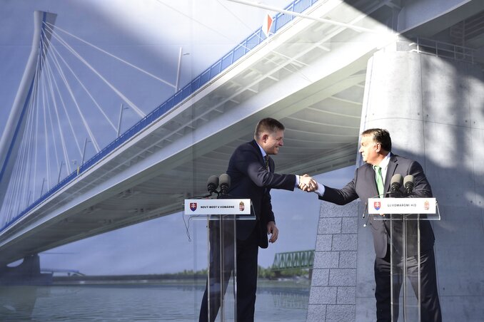 Orbán Viktor és Robert Fico kezet fog a készülő híd látványterve előtt (Fotó: MTI)