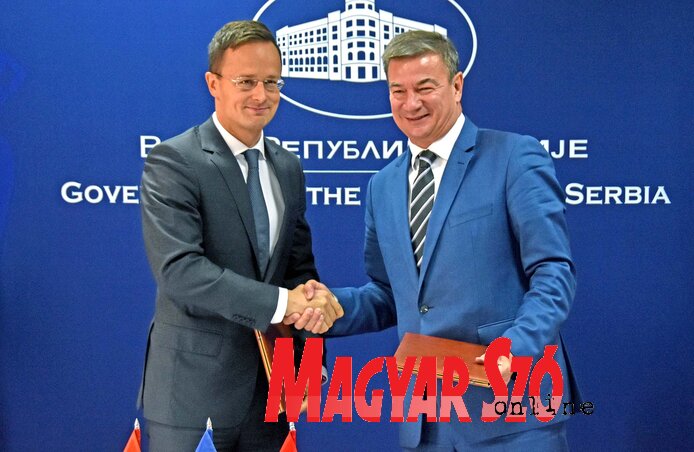 A Magyarország és Szerbia közötti baráti viszony a két ország gazdaságának is jót tesz, értett egyet Szíjjártó és Knežević (Gergely Árpád felvétele) A Magyarország és Szerbia közötti baráti viszony a két ország gazdaságának is jót tesz, értett egyet Szíjjártó és Knežević (Gergely Árpád felvétele)