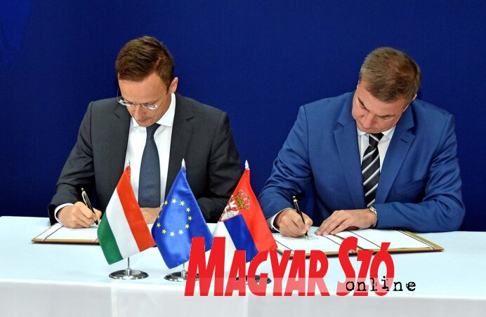 Szíjjártó Péter és Goran Knežević aláírják az ülés jegyzőkönyvét (Gergely Árpád felvétele)