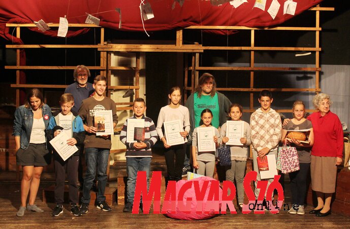 A díjazottak a rendezőkkel és a zsűri tagjaival - Nagybali Morvai Tamara felvétele A díjazottak a rendezőkkel és a zsűri tagjaival - Nagybali Morvai Tamara felvétele