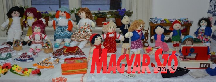 Népviseletbe öltöztetett rongybabák (Paraczky László felvétele) Népviseletbe öltöztetett rongybabák (Paraczky László felvétele)