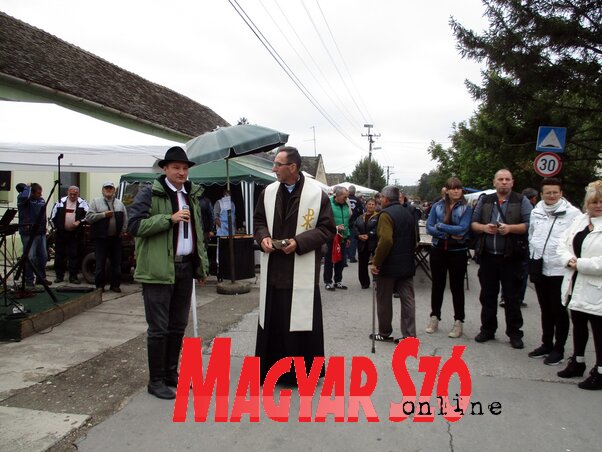 Szatmári Mihály szervező és Halmai János atya (Kecskés István felvétele)