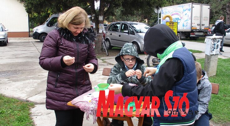 Kuharni Balázs Éva a székelykevei gyerekekkel (Kecskés István felvétele) Kuharni Balázs Éva a székelykevei gyerekekkel (Kecskés István felvétele)
