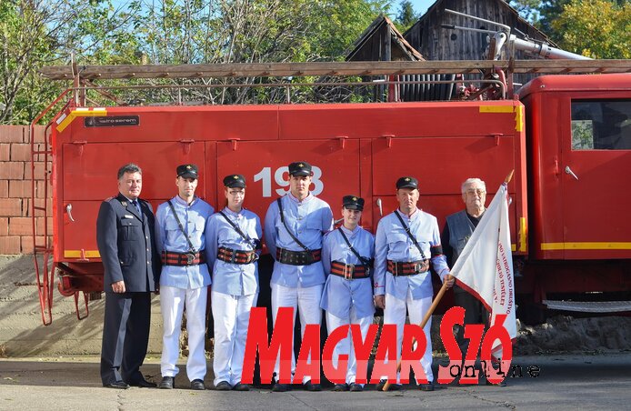 A Maronka Károly Ö. T. T. tagjai hagyományőrző egyenruhákban (Lakatos János felvétele)