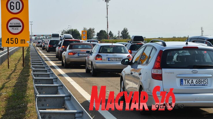 A Szabadka–Belgrád autópálya Újvidékhez közeli fizetőkapujánál vasárnap délutánra egy kilométert is meghaladó gépkocsisor alakult ki (Fotó: Ótos András)