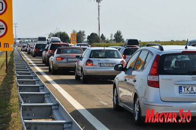 Egy napra lezárnak egy forgalmas közlekedési csomópontot Belgrádban (Fotó: Ótos András)